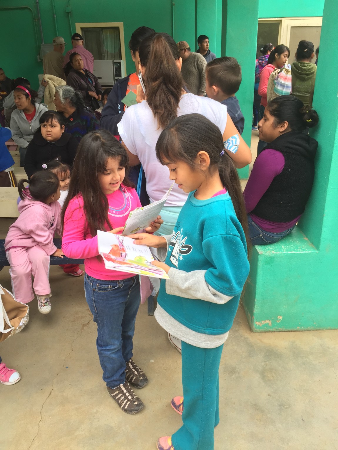 Baja migrant children enjoy books brought by the Flying Samaritans